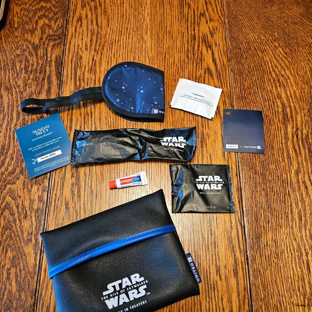 United Airlines Star Wars The Rise of Skywalker Away Amenity Kit Travel Set - Picture 5 of 9